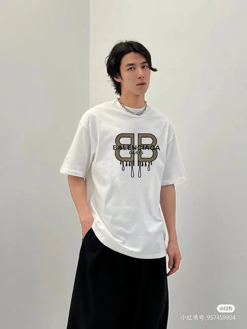 P80✨🔥 BALENCIAGA Paris flocking + patch letter printed short-sleeved T-shirt. Custom-woven and dyed 280g combed cotton heavyweight fabric. Zero color difference in threads. Perfect details. Differentiate from the current currency version. Welcome to compare. Same Style for men and women. Must-sell in the picture above. Color: White Black Size: 1 2 3 4
